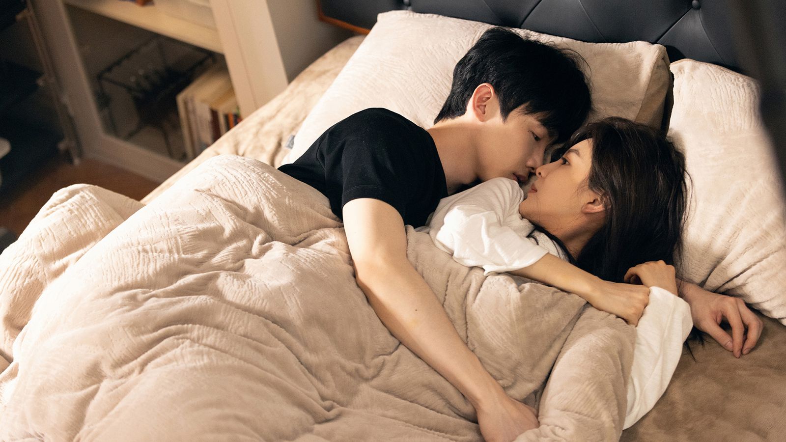 「初戀系女神」章若楠《難哄》夢遊爬上床 羞問白敬亭:要收錢?