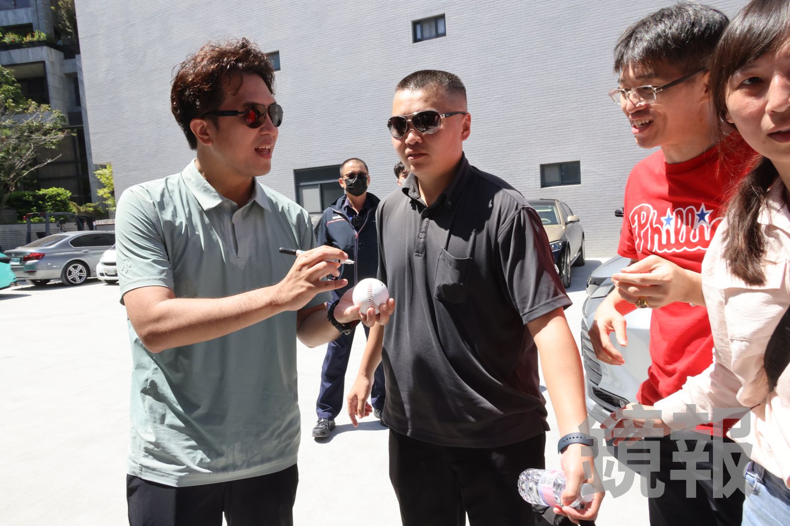 民眾拿棒球請沈伯洋簽名。圖/攝影林建鋒