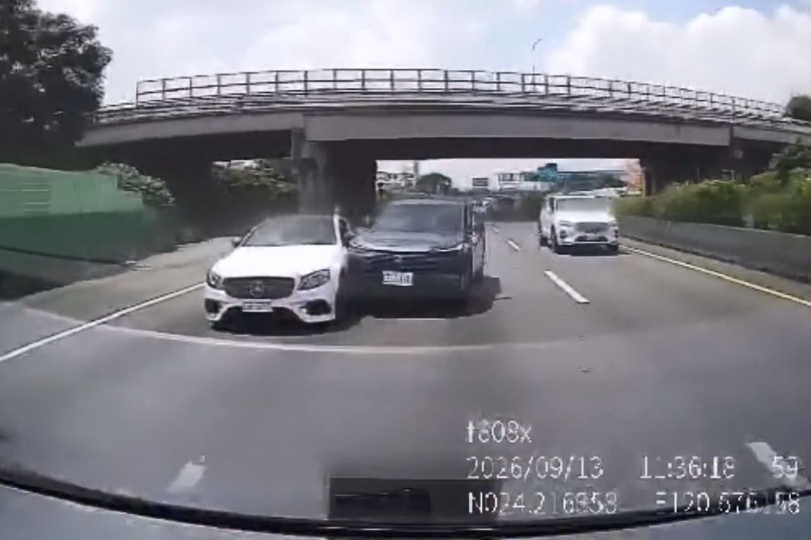 國1黑白雙車互尬!休旅車用力猛撞「留輪胎痕」對方嚇爛 驚險追逐1公里…警方要查了