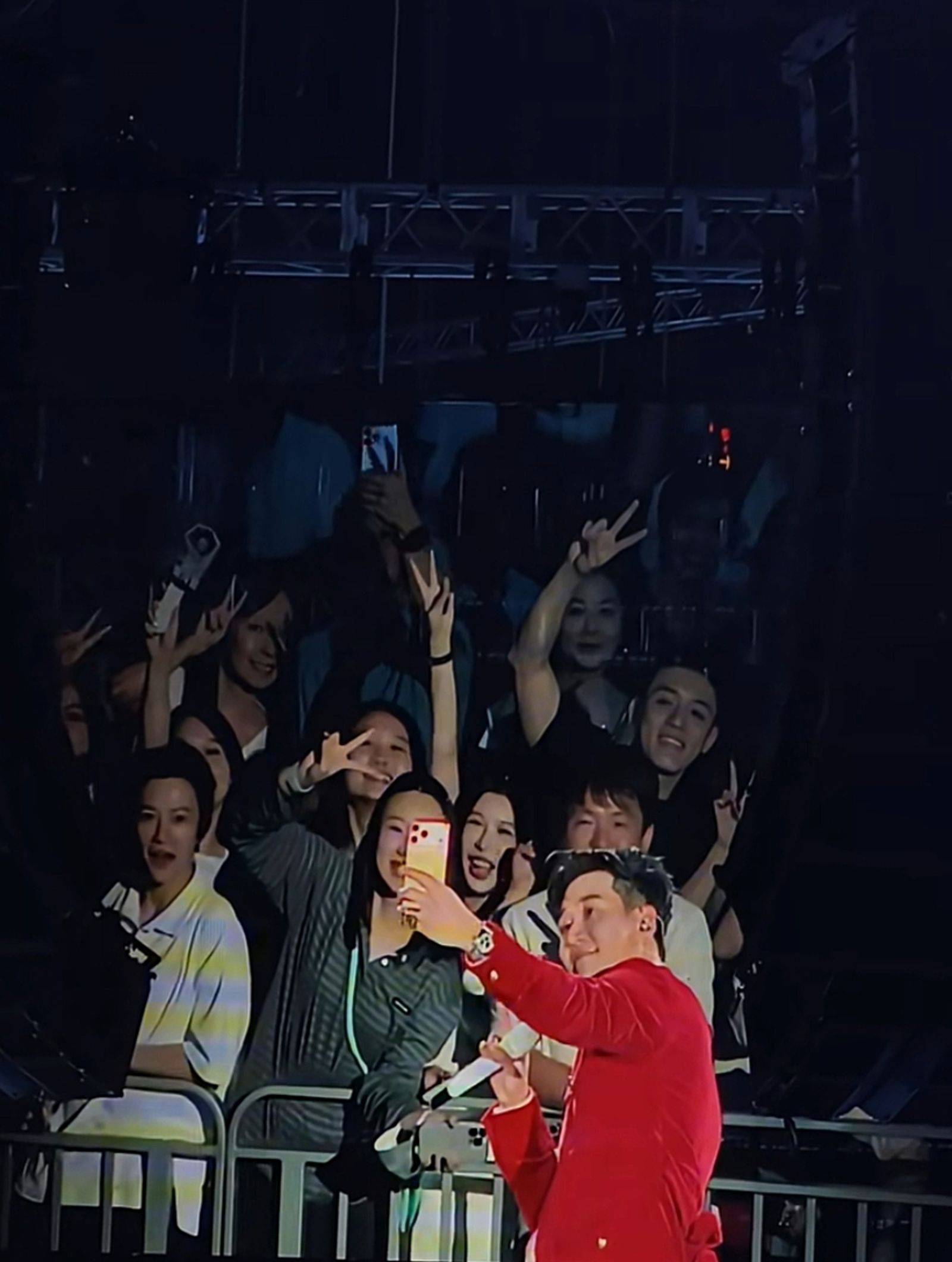 周興哲拿起粉絲甩上台的手機與大家自拍。翻攝Ice.小紅書