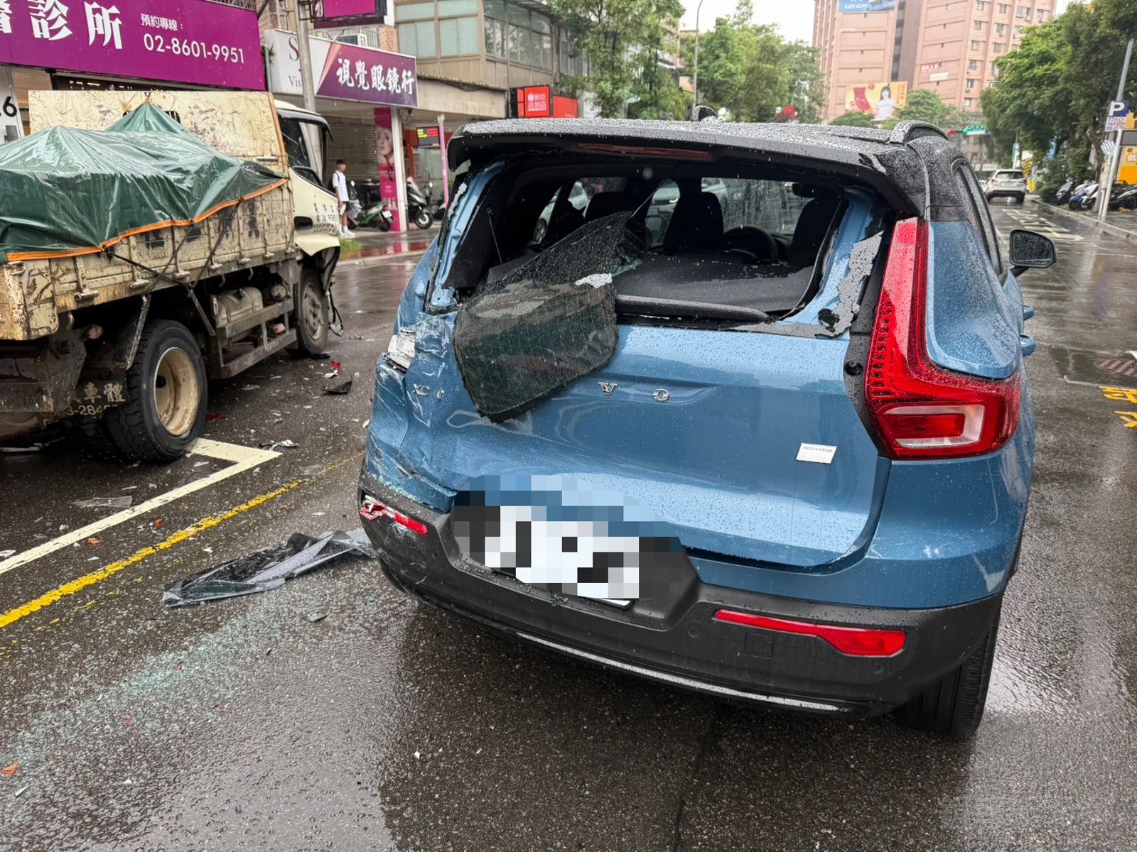 小客車左後車尾嚴重毀損後擋風玻璃破裂掉落。警方提供