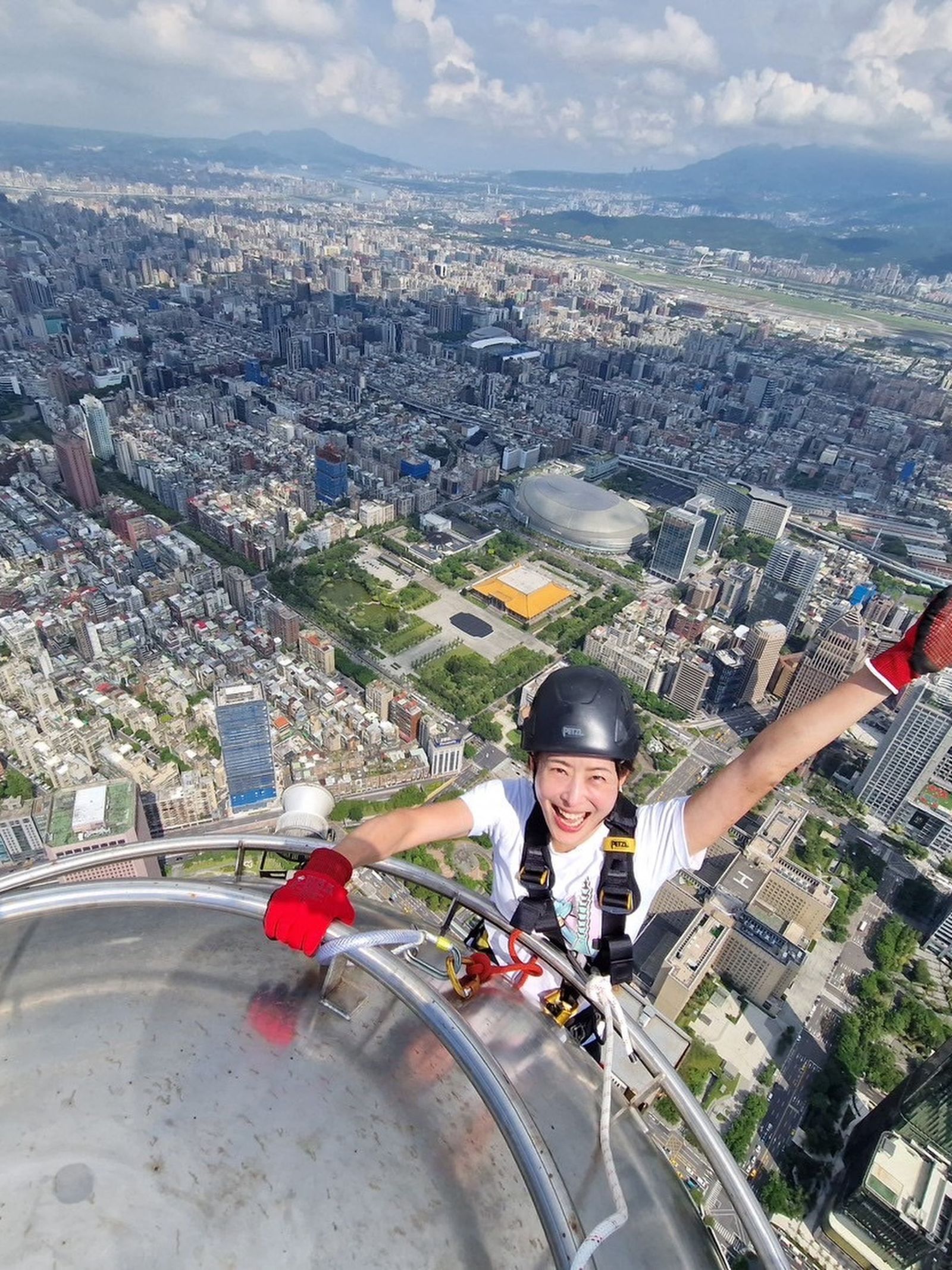 賈永婕為了宣傳還親自爬上101頂端。翻攝賈永婕臉書
