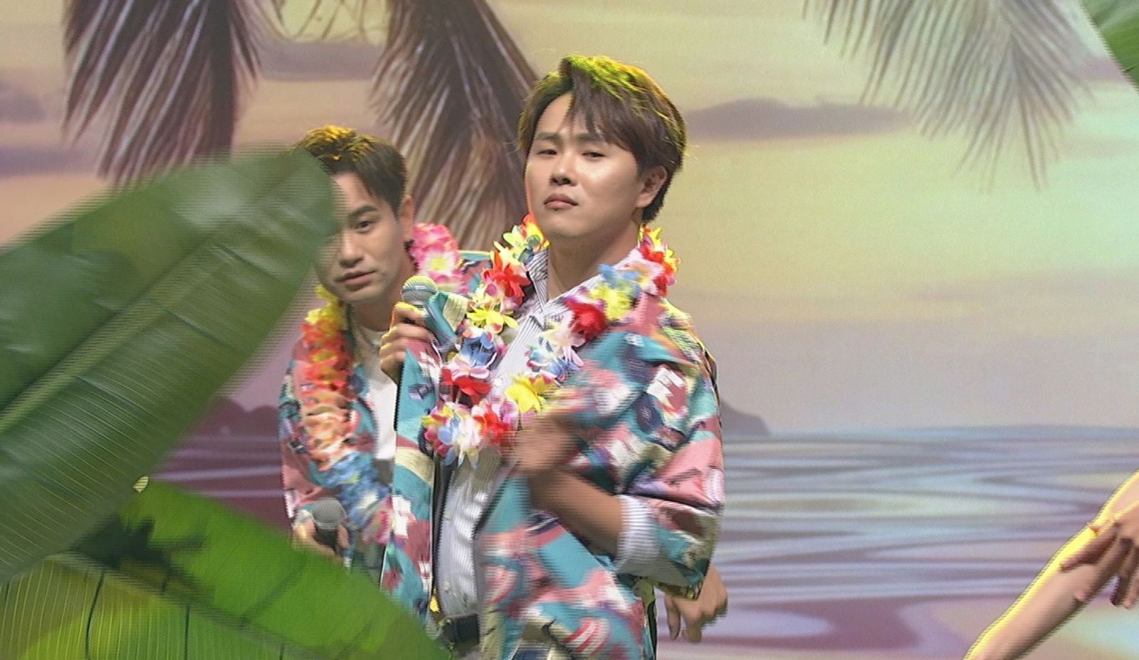 陳孟賢演唱〈椰子樹下〉表演浮誇有趣。中視提供