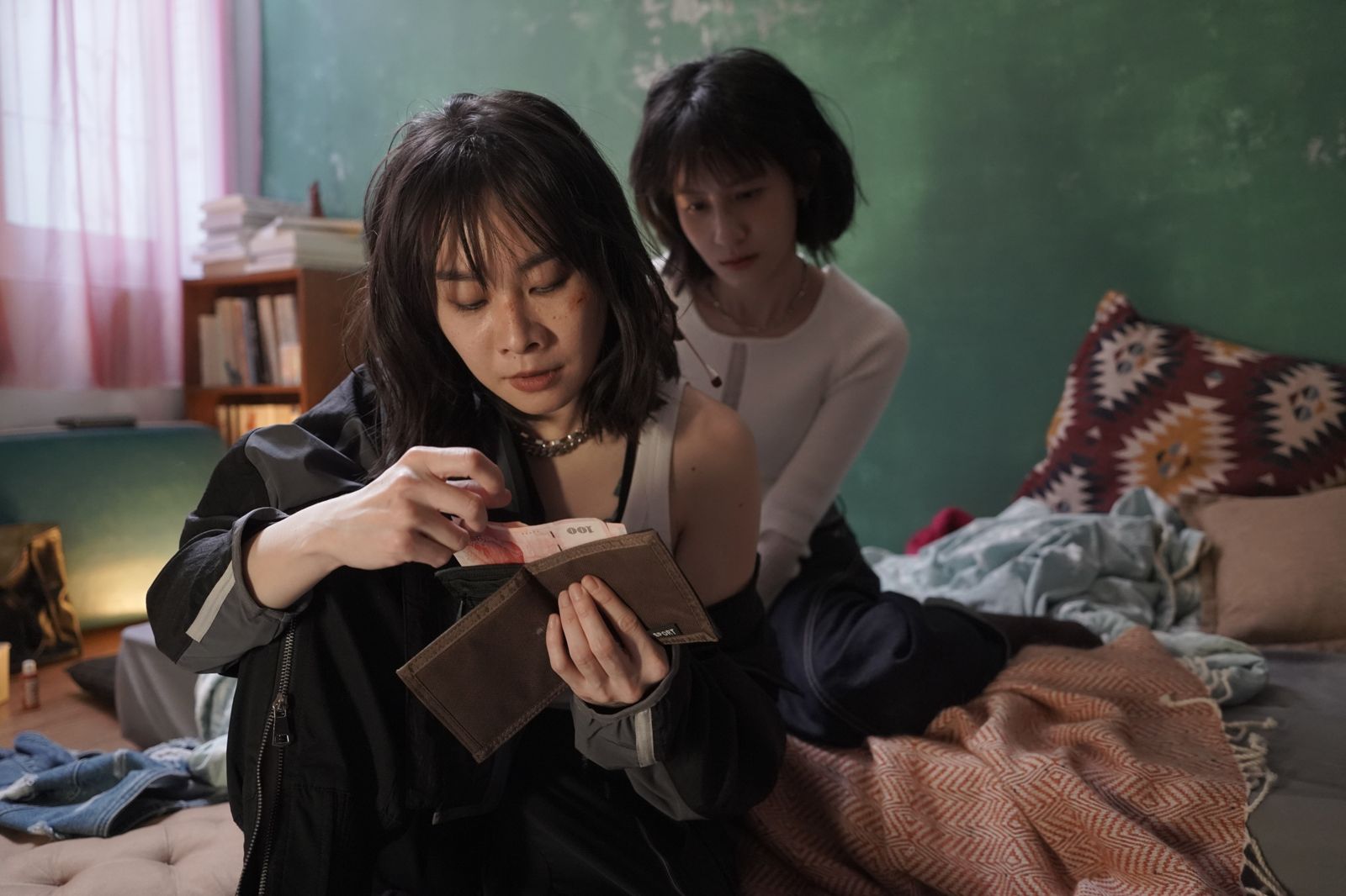 39歲鄭宜農徹底黑化？鬆口「想傷害朋友」失控扭打　現場濺血畫面曝光