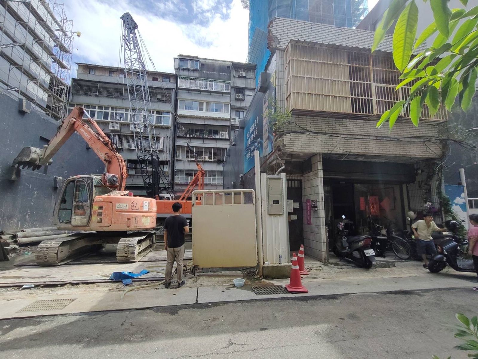 民權東路民宅地基突塌1.4米深坑!建管處出手:工地勒令停工罰18萬