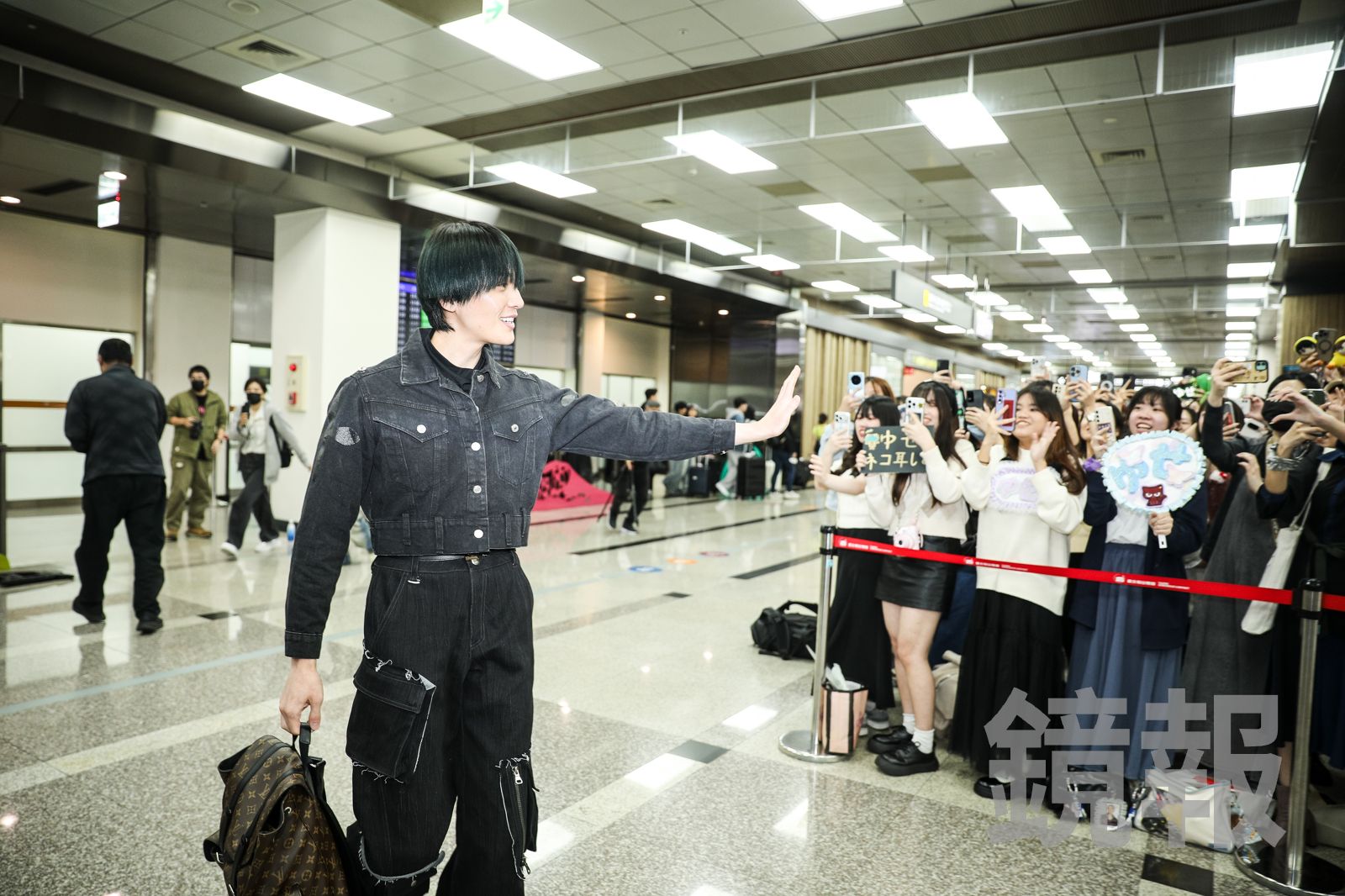 八木勇征向粉絲打招呼。鄒保祥攝