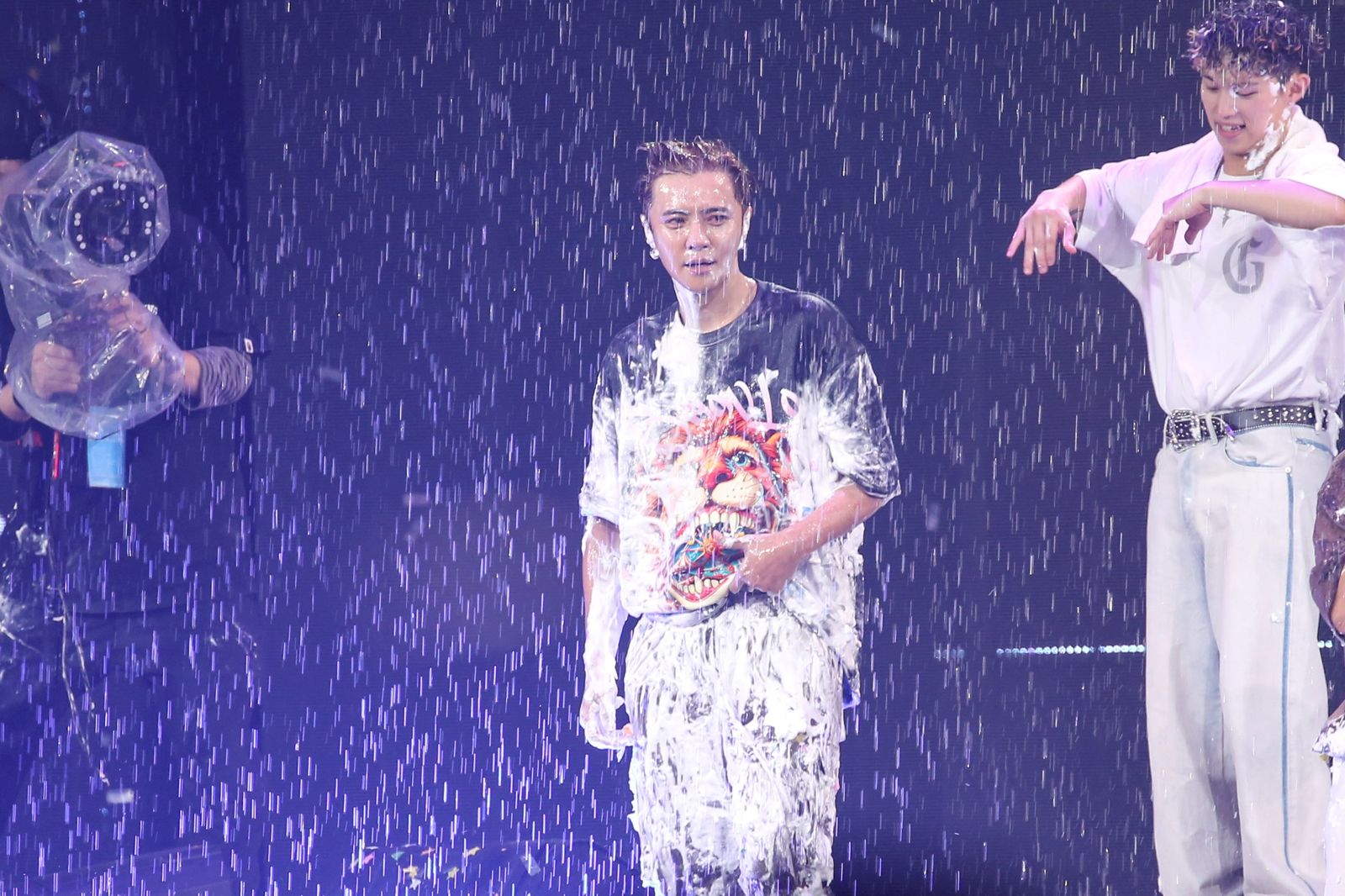 直擊／小巨蛋台上沖澡！羅志祥驚人創舉+1　養眼身材大放送