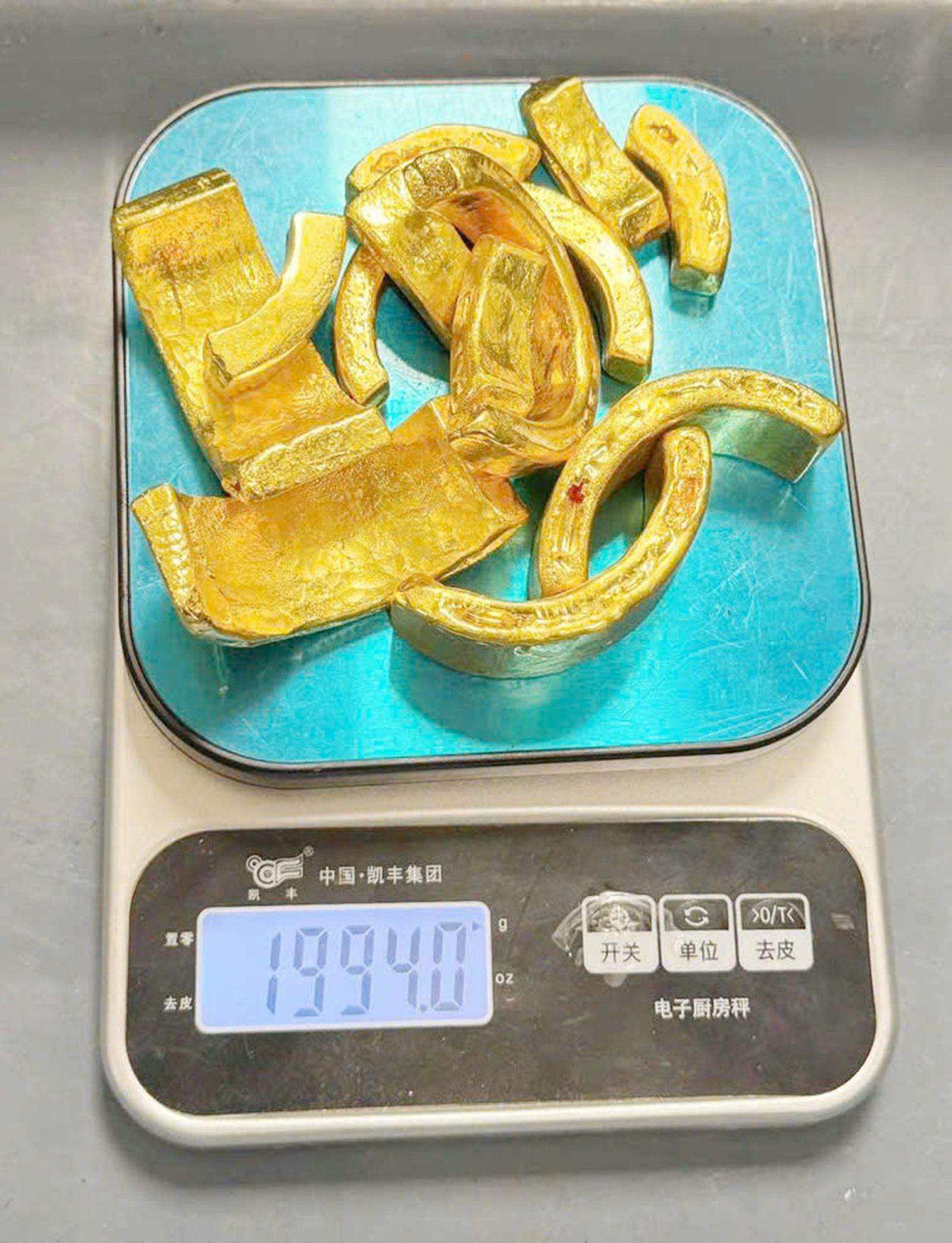 2公斤黃金分割成12小塊。翻攝VietNamNet