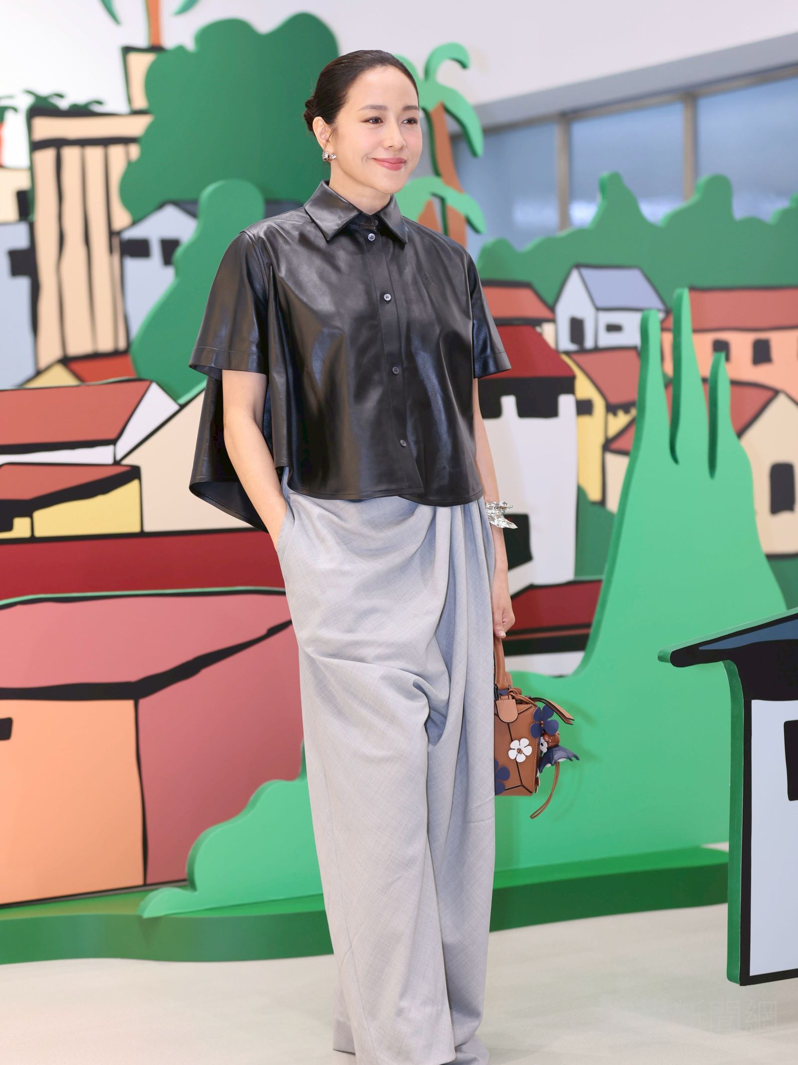 林嘉欣目前正在香港拍攝影集,她快閃台灣出席活動,明天一早就要返回香港繼續拍攝。劉耀勻攝