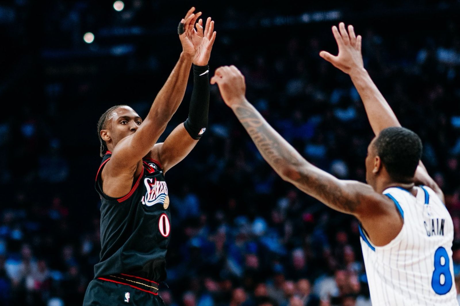 Embiid術後驚喜現身板凳席　Maxey狂讚：帶來巨大鼓舞