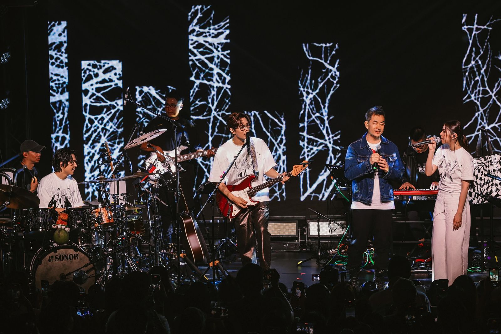 告五人日前在香港開唱，任賢齊（右2）現身站台。相信音樂提供