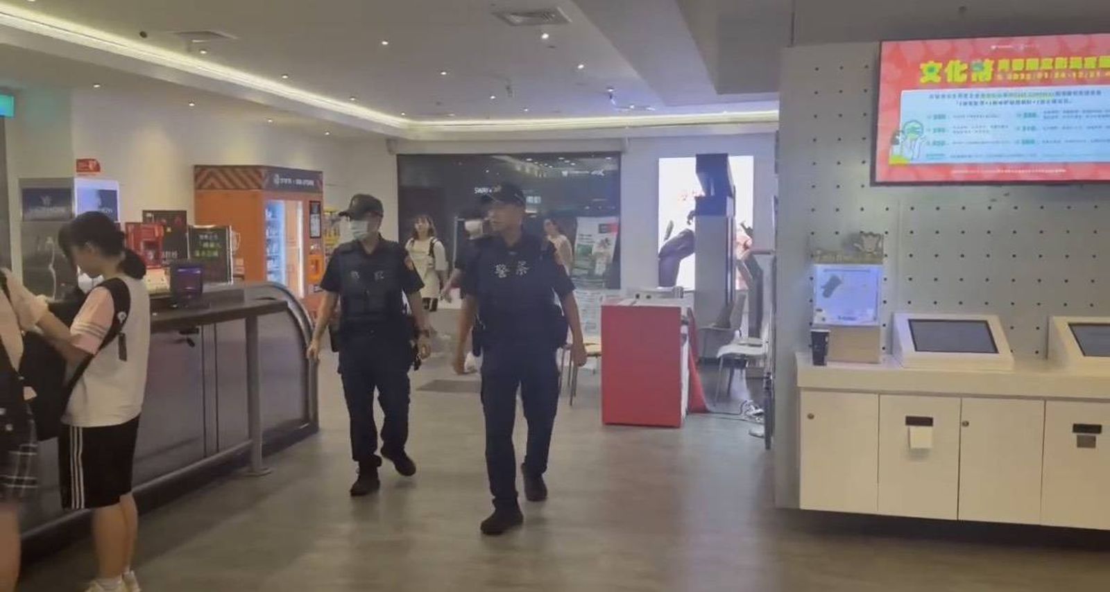 看電影視線被擋爆糾紛　27歲男竟到高雄威秀官網留言嗆有「鮮血場」