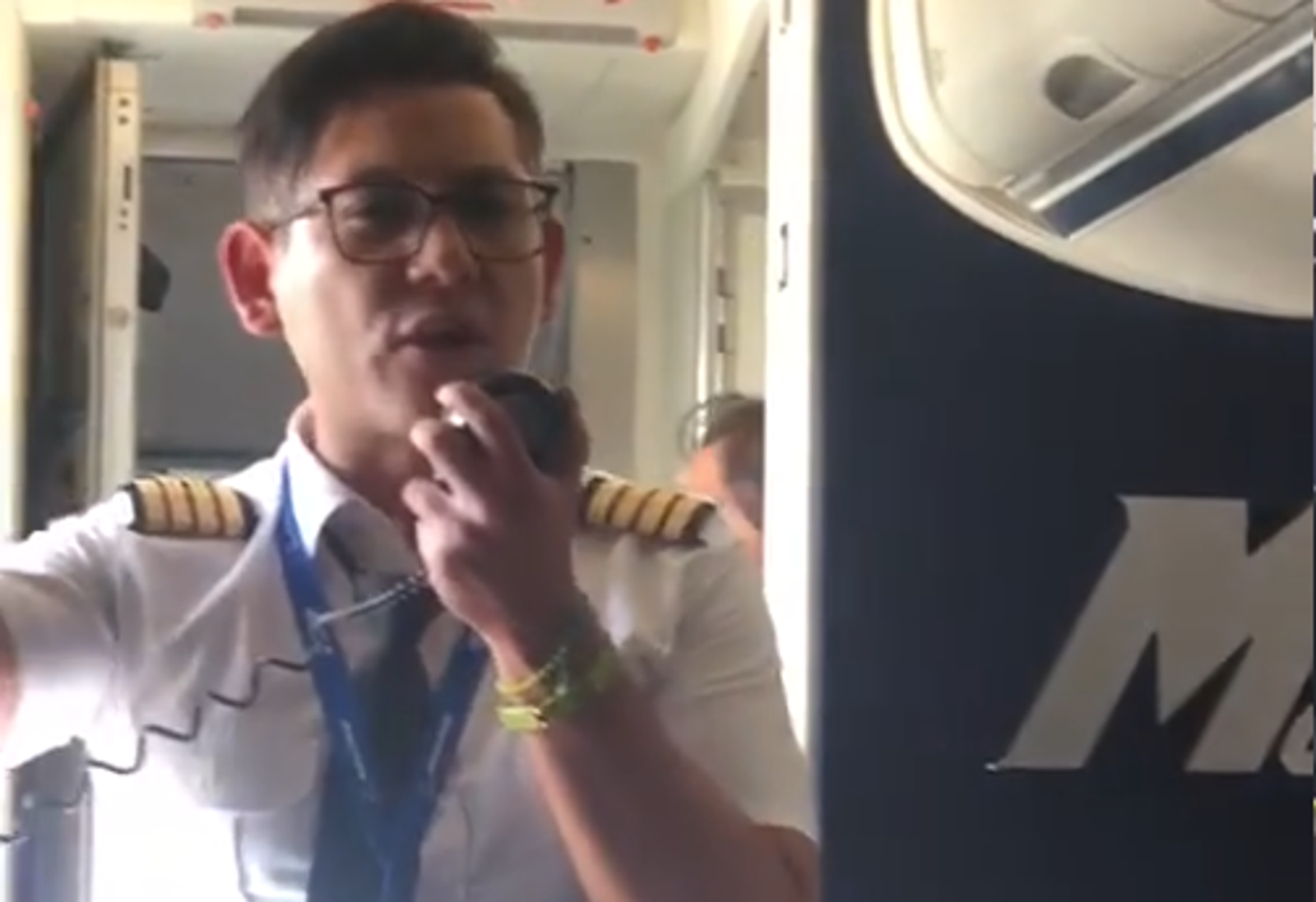 遭欠薪5個月！機師行前廣播拒飛　旅客不滿遭「綁架」