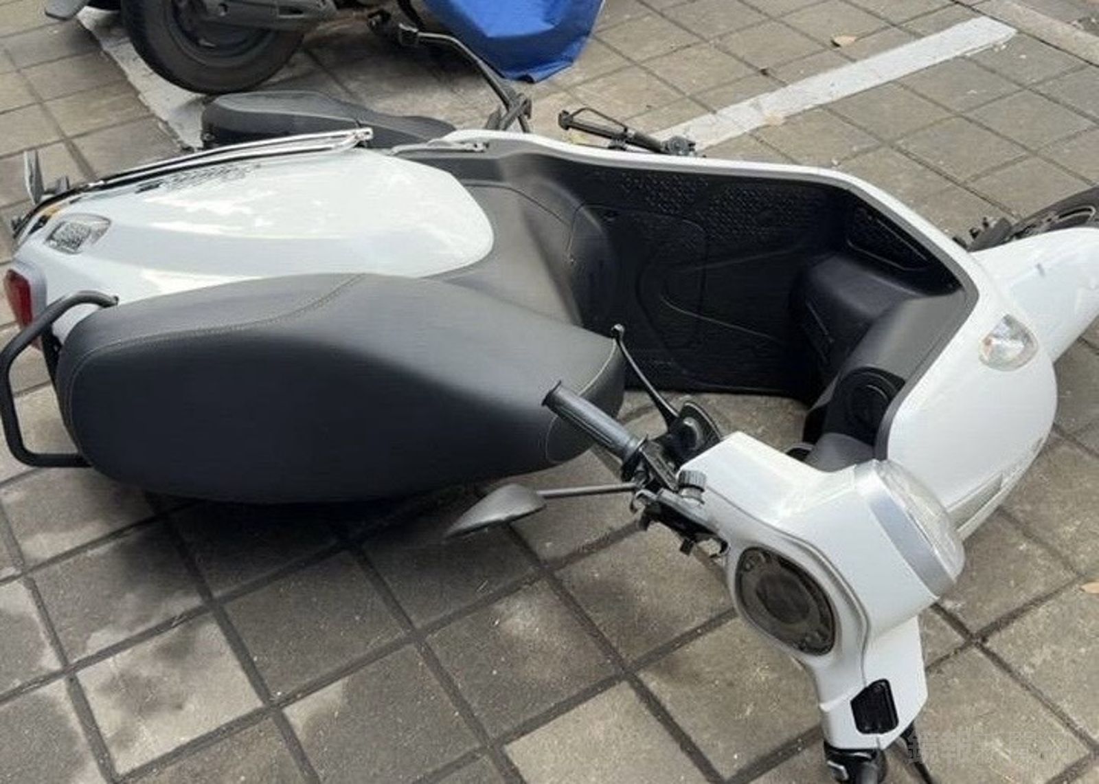 有片／拖吊車「溜冰鞋」離家出走　機車無辜遭擊倒