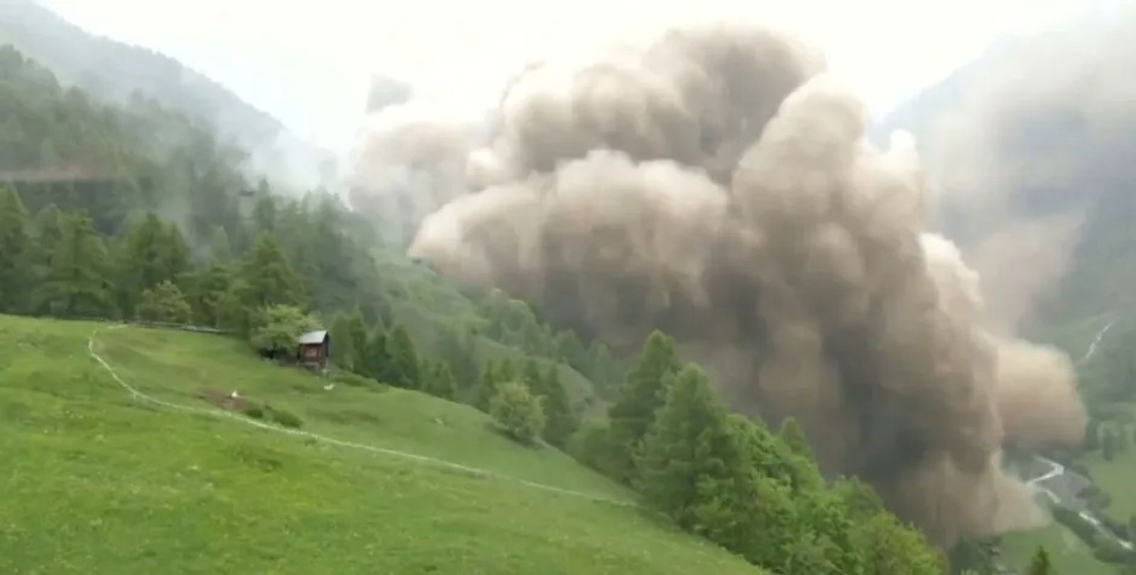 阿爾卑斯山冰川崩裂　釀大規模土石流滅村瑞士小鎮！恐怖影片曝光