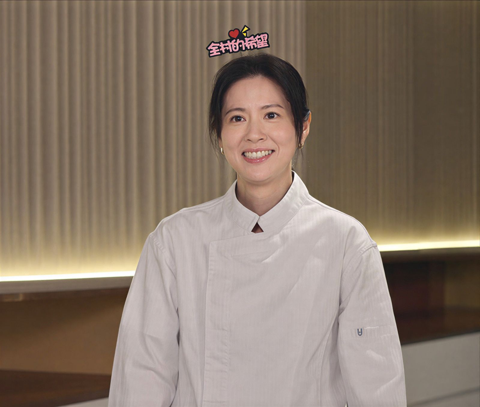 林予晞戴上梳化組送給她的「全村的希望」髮夾,既幽默又可愛。華視提供