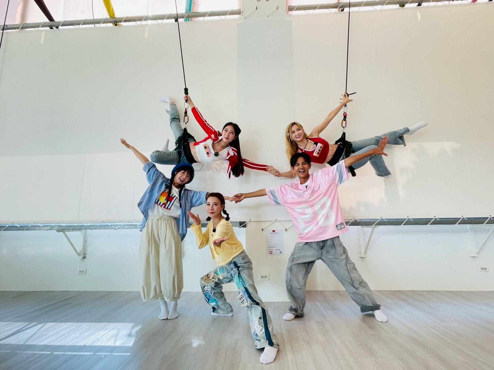 大家一起挑戰牆舞。民視提供