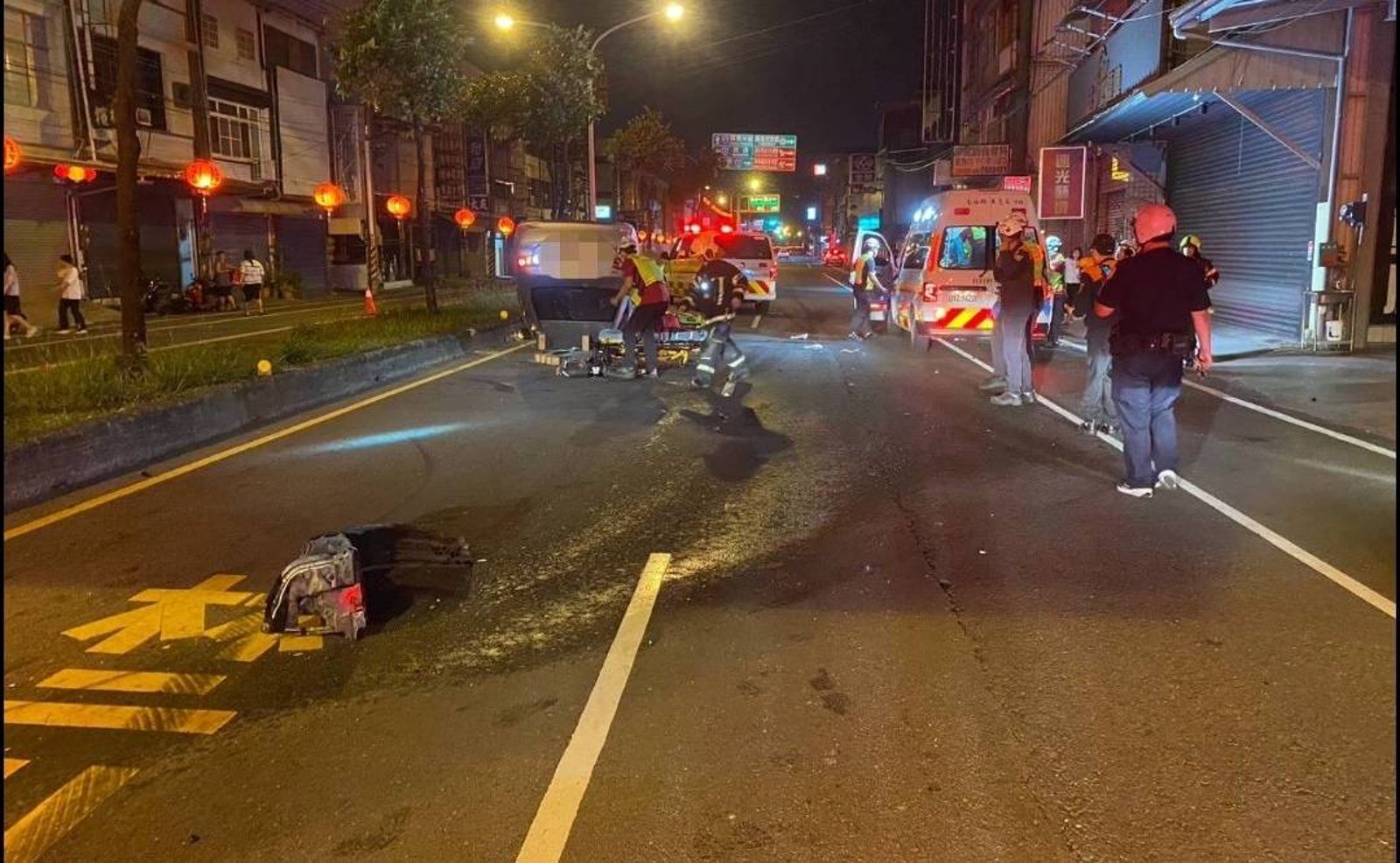 深夜巨響！屏東男開車自撞「四輪朝天」　車全毀25歲駕駛斷魂