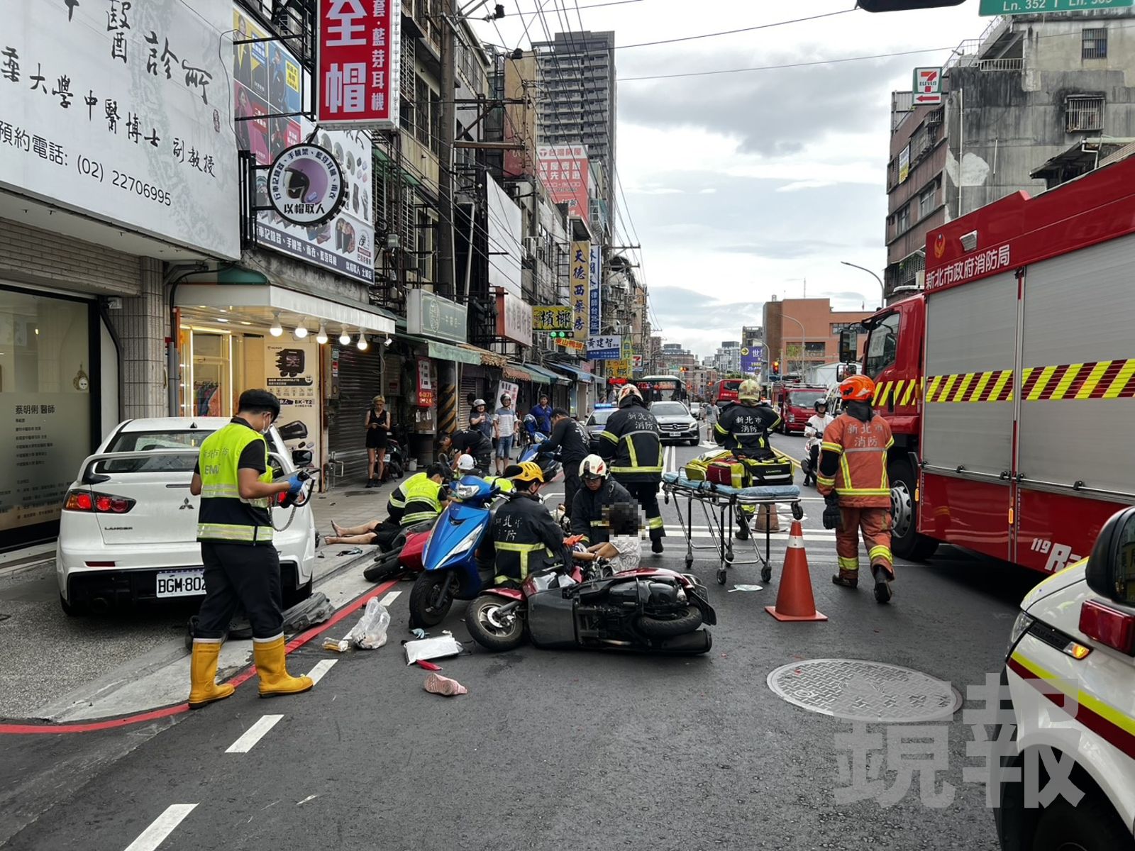 楊男駕車衝撞6部機車、1輛汽車,造成現場6人受傷。警方提供