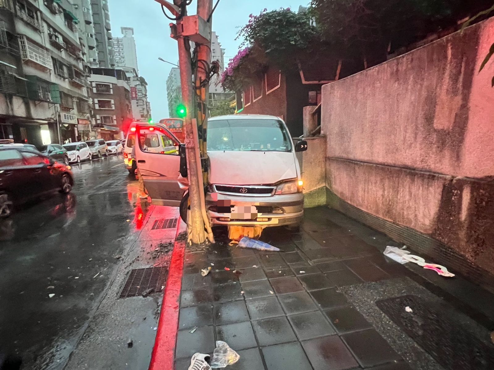 北市文山區小貨車爆衝人行道畫面曝　釀1死2傷肇事駕駛送醫不治