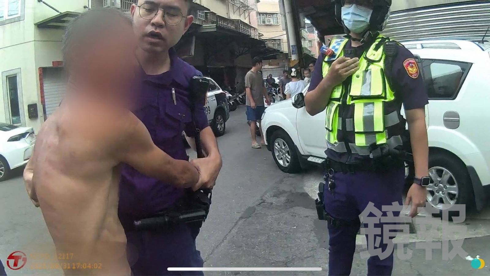 影/鄰里衝突醉男變身雙刀俠 見警秒變小孬孬棄械落跑