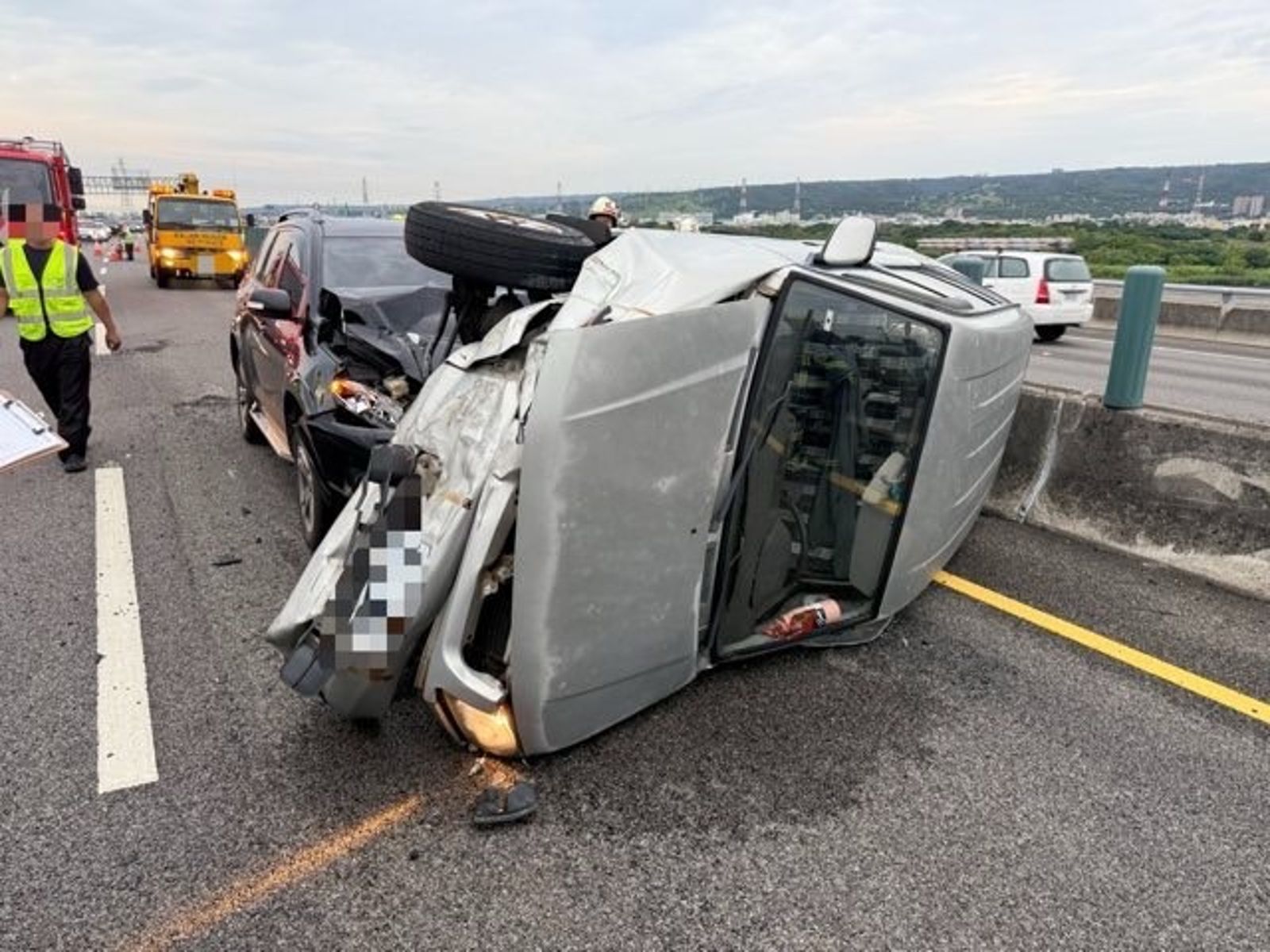 國道3號小客車翻覆橫掃內側車道　雙車對撞6人送醫
