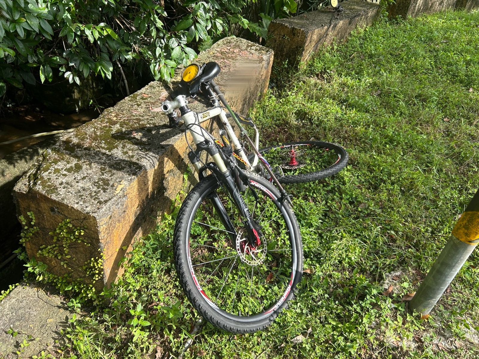 獨家/內湖五指山騎單車自撞!68歲翁「坐石墩休息」離奇跌落水溝...送醫搶救不治