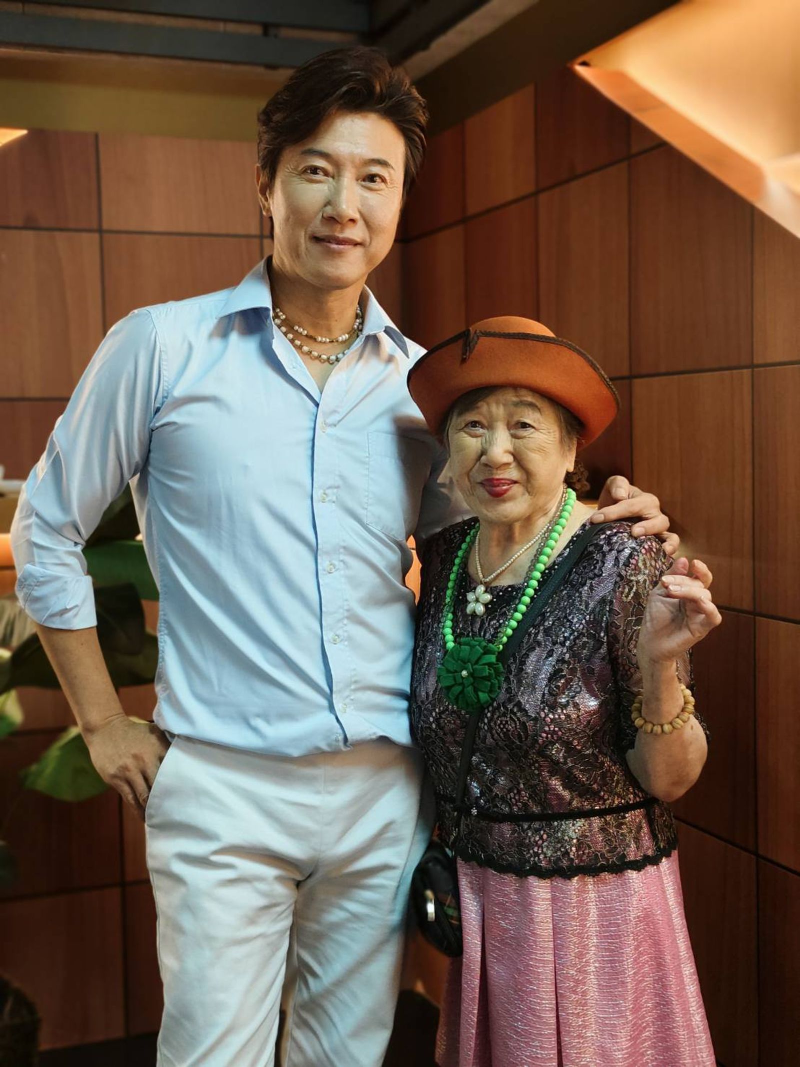 藝人陳鴻用愛陪伴中度失智症母親。年代提供