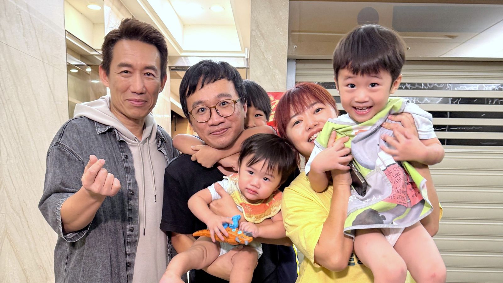 郭子乾（左1）與在市場賣鯊魚煙的小婕一家五口共進晚餐。公共電視提供