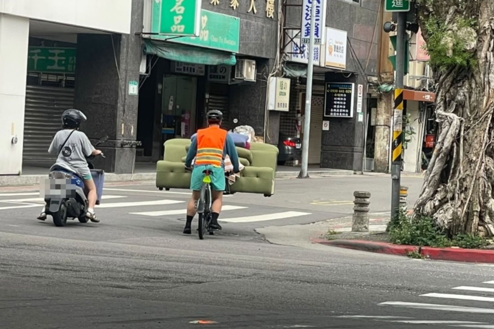 北市男騎單車「載3人座沙發」上路!驚人畫面曝光 網愣:願稱你為最強