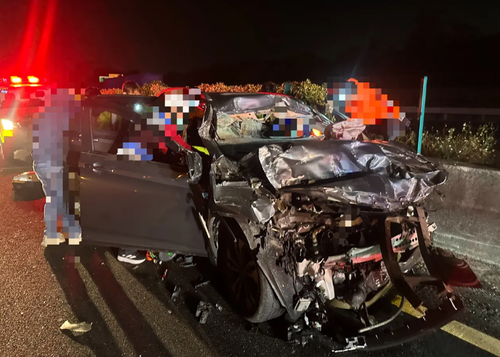 34歲男中山高追撞聯結車 轎車「揉成鐵餅」人卡內 獲救後送醫不治