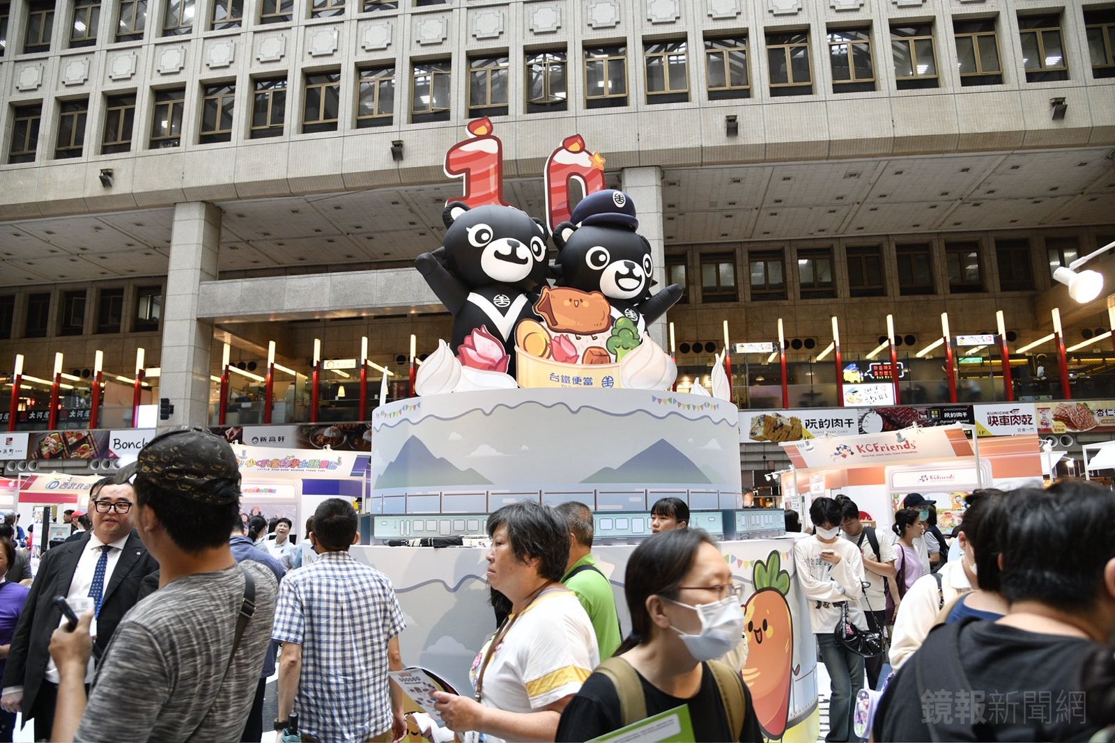 台北車站大廳一早就擠滿參觀人潮，巨型十週年慶生蛋糕供大家拍照打卡。
