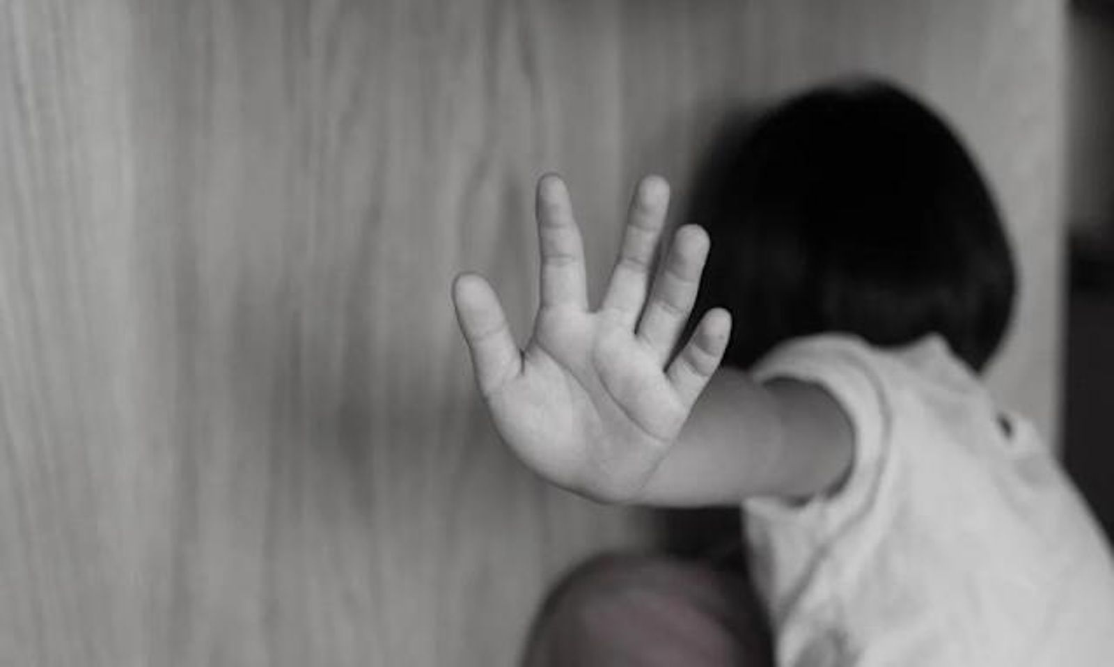 16年前凌辱5歲女童9次!惡鄰潛逃成「懸案」 13年後竟傳死訊、判不受理
