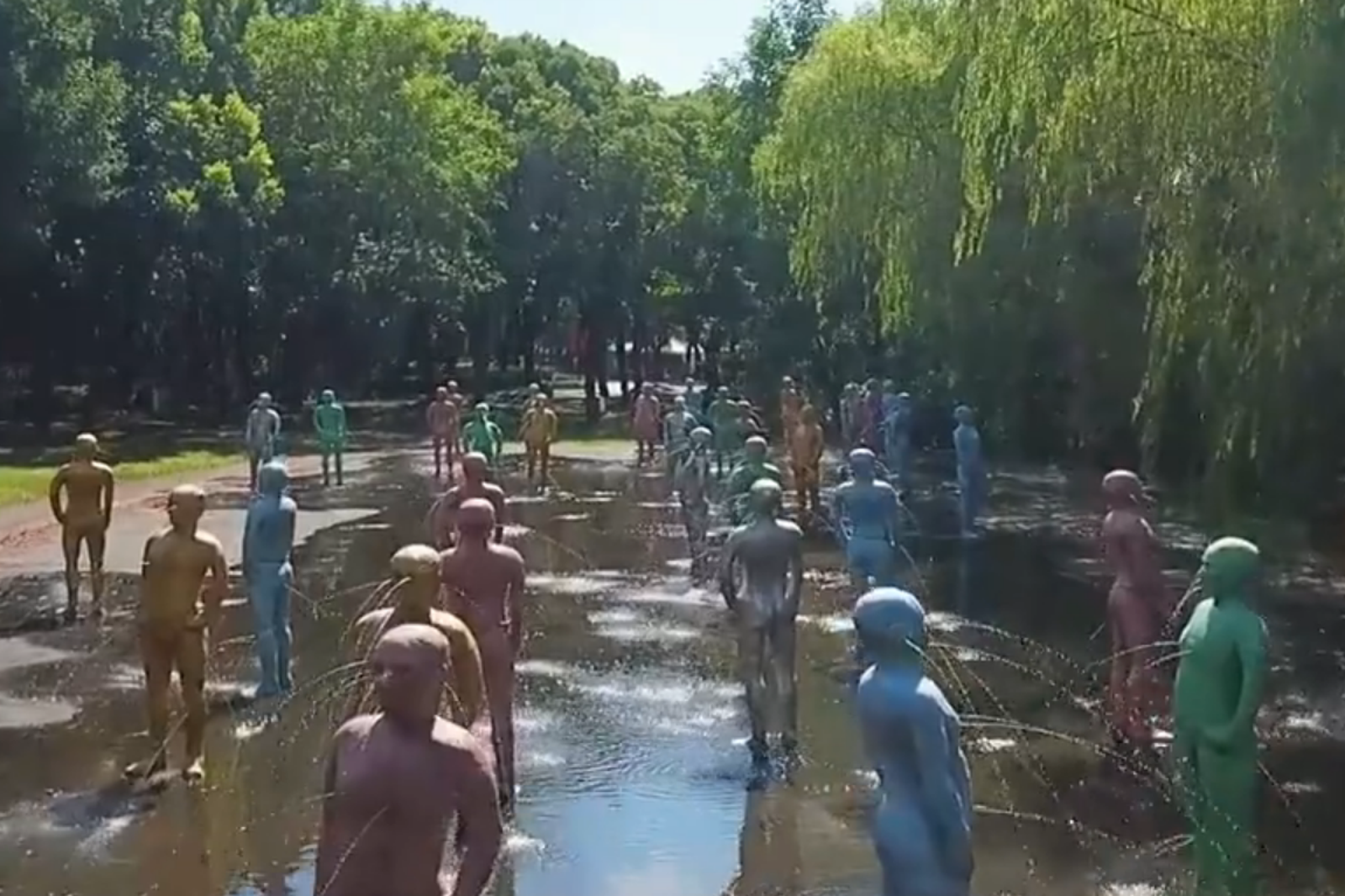 上海市青浦區東方綠舟景區出現48尊彩色人形玻璃雕像,旨在表達語言與訊息的傳播,綿延不絕。圖/翻攝自微博@晚風來信不遲到