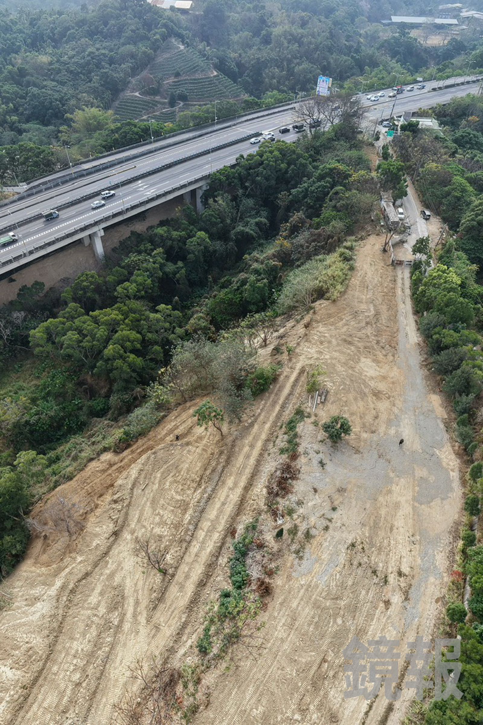 涉案營造公司承攬台中生活圈快速道路隧道工程，明知開挖土方夾雜骨灰甕、墓碑與廢棄物，仍刻意虛報為一般土方。雲林地檢署提供