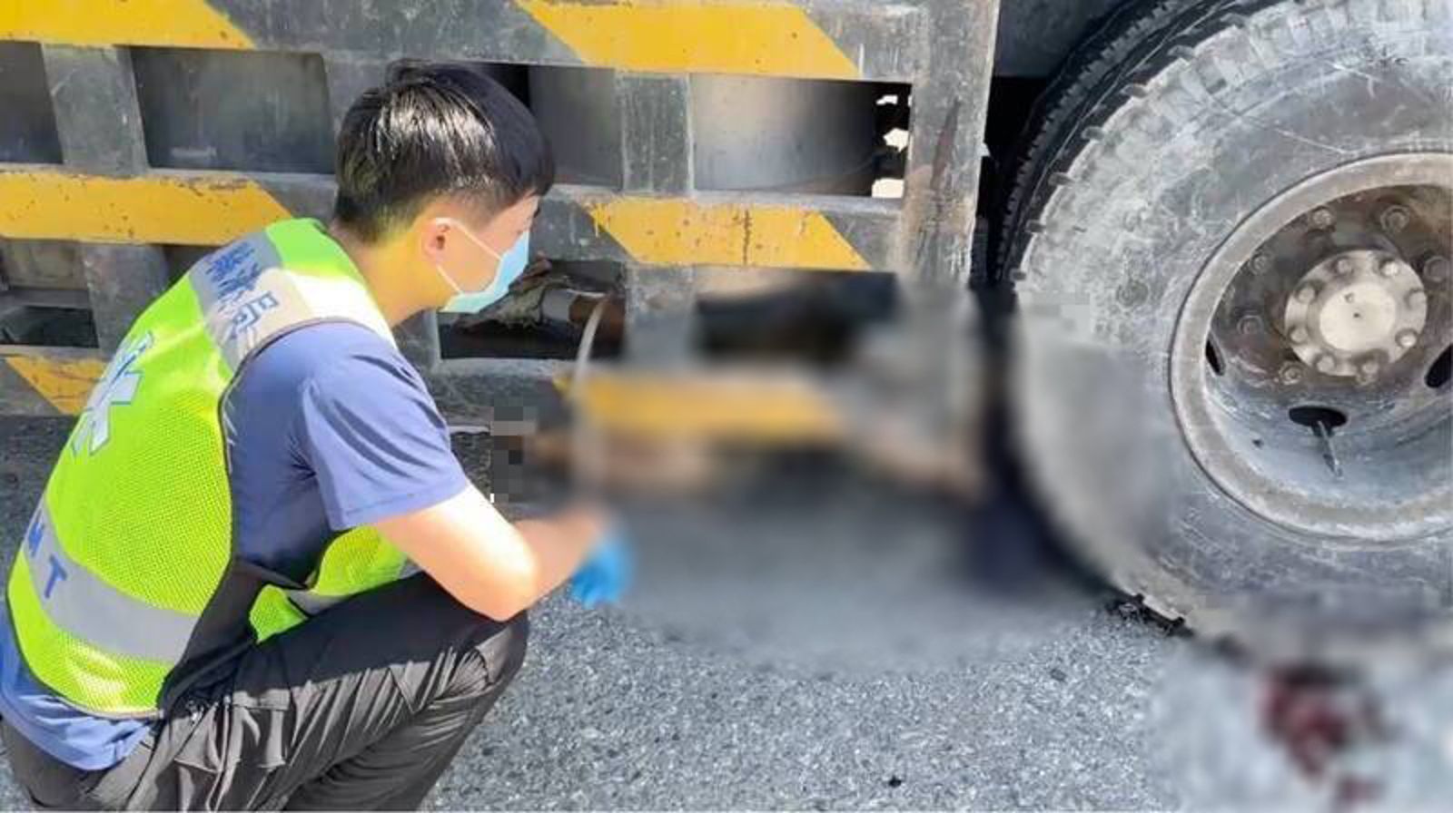 機車男騎士被救出時,因頭部重創,當場死亡未送醫。民眾提供