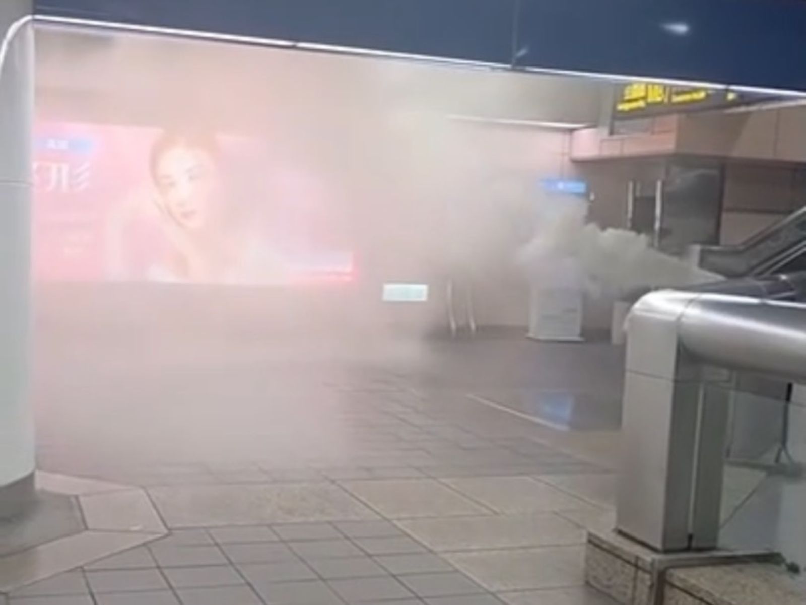 M8出口遭扔煙霧彈，警方追查兇嫌中。翻攝畫面