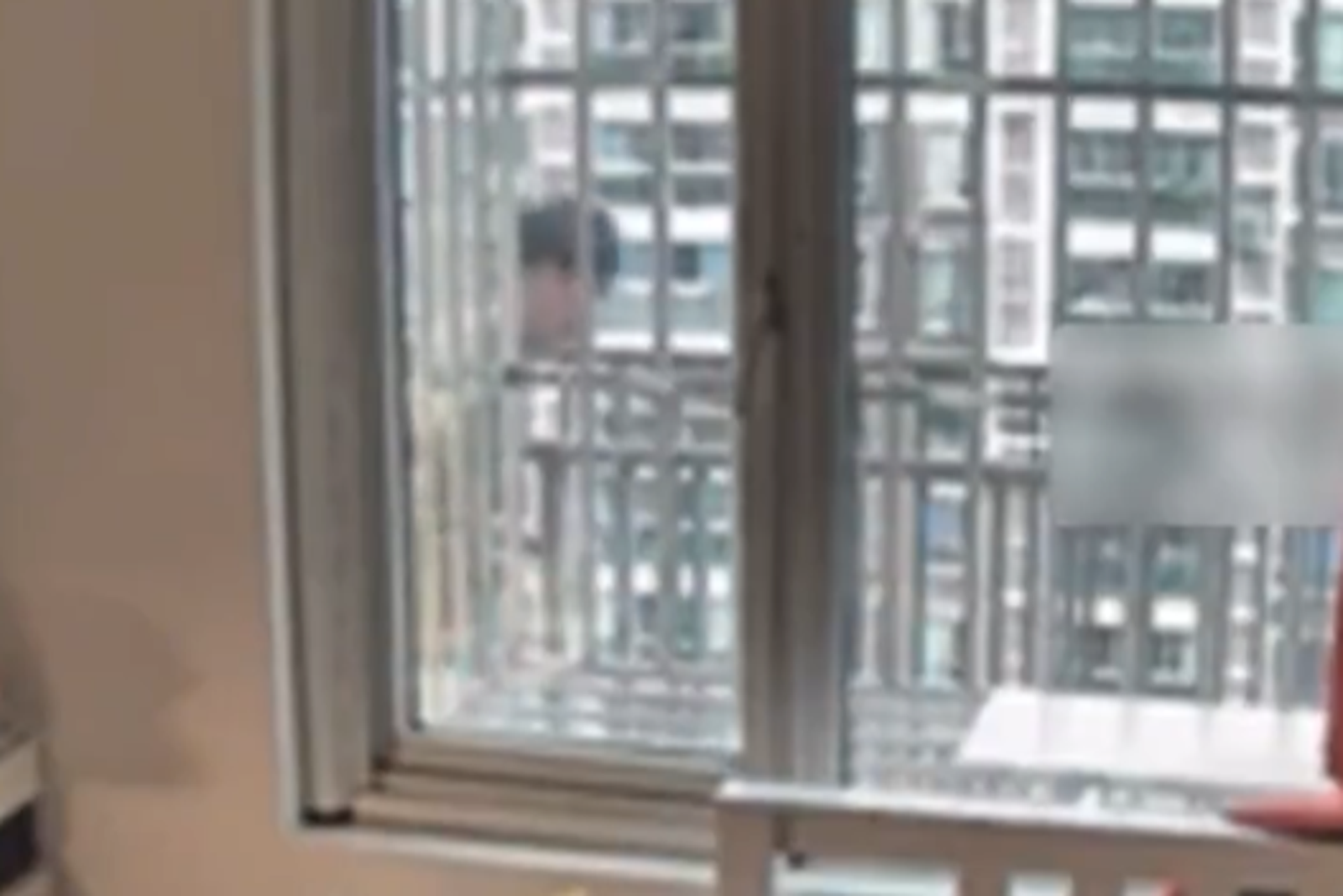 變態男爬12樓陽台偷窺！監視器拍下他多次現身走廊蹲點　網嚇傻：不怕摔死嗎