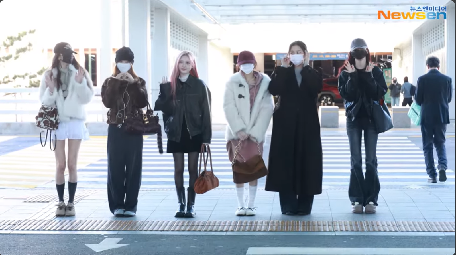 IVE準備搭機前往高雄,成員張員瑛(左)將擔綱明晚的典禮主持人。翻攝Newsen