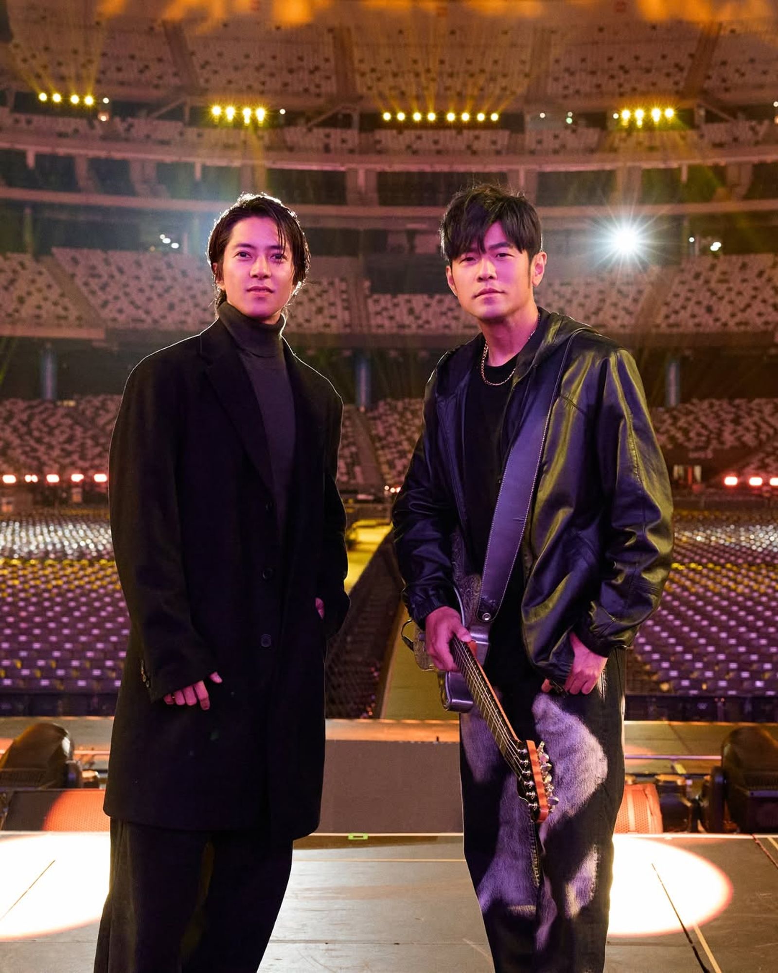 周杰倫(右)曾邀請山下智久來大巨蛋觀看演唱會。翻攝IG@jaychou