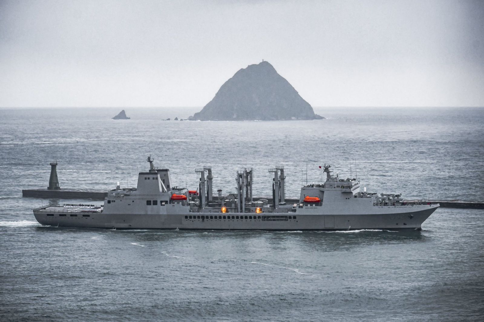 我國AOE-523油彈補給艦入港。圖片取自國防部發言人臉書