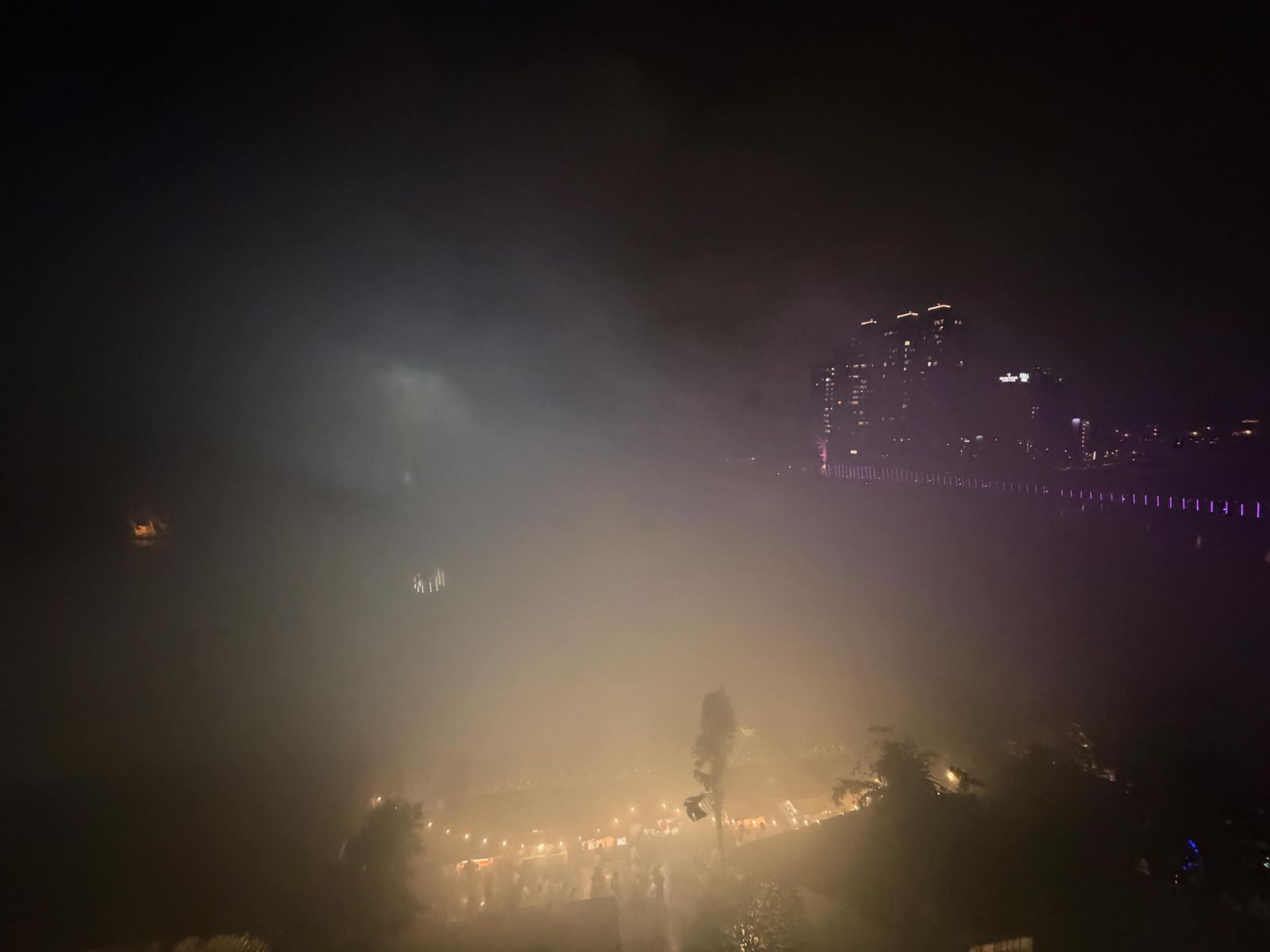 網友至碧潭欣賞煙火秀,沒想到施放後空中一片白,宛如災難片現場。圖/翻攝自Threads@bape.jan