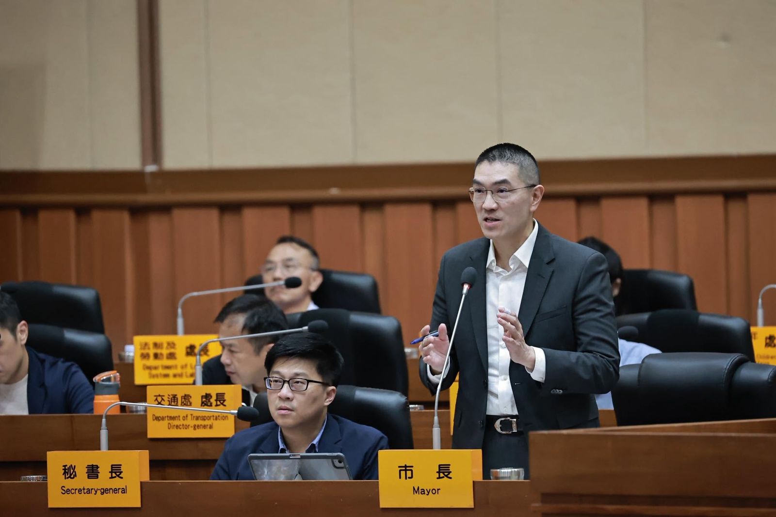 稱雙層巴士預算遭刪如「珍珠港突襲」 謝國樑挨批:整場戲碼更像自家失火