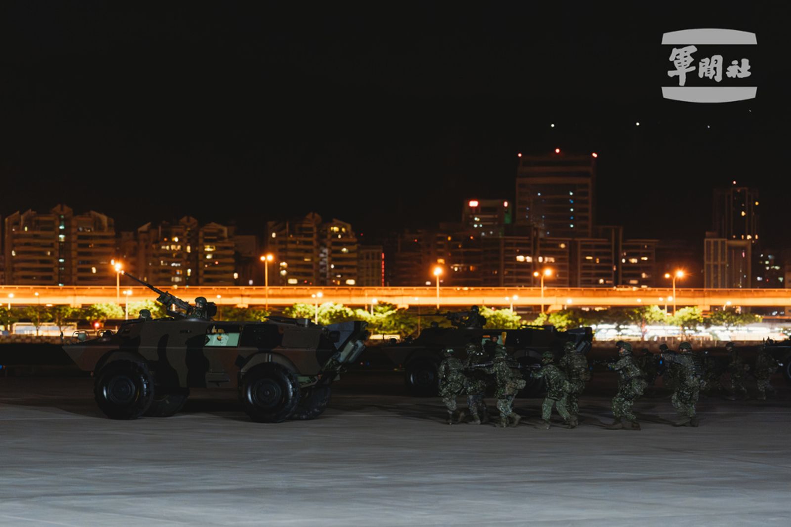憲兵的基地警衛中隊,正在V-150輪型裝甲車的掩護下,進行反空降演練,但V-150已經非常老舊,火力與防護力都不足。圖片翻攝自軍聞社