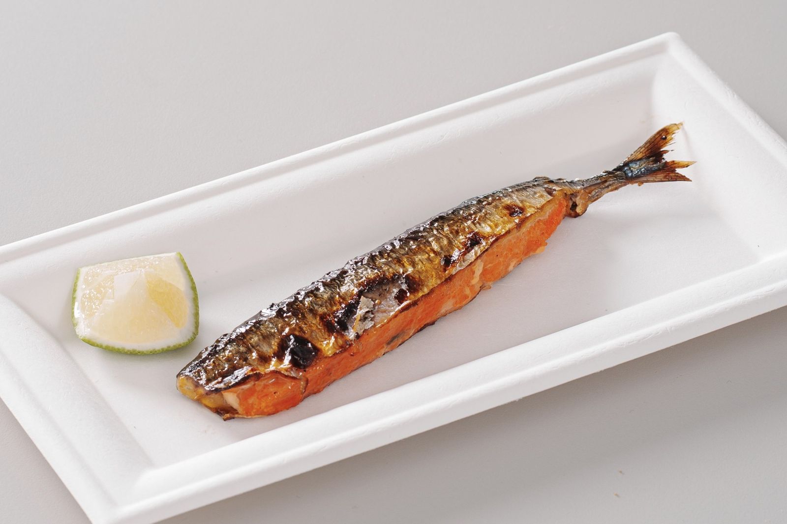 太邪惡!焦糖楓把整條秋刀魚塞滿明太子 烤到魚皮酥脆、鮮味炸裂