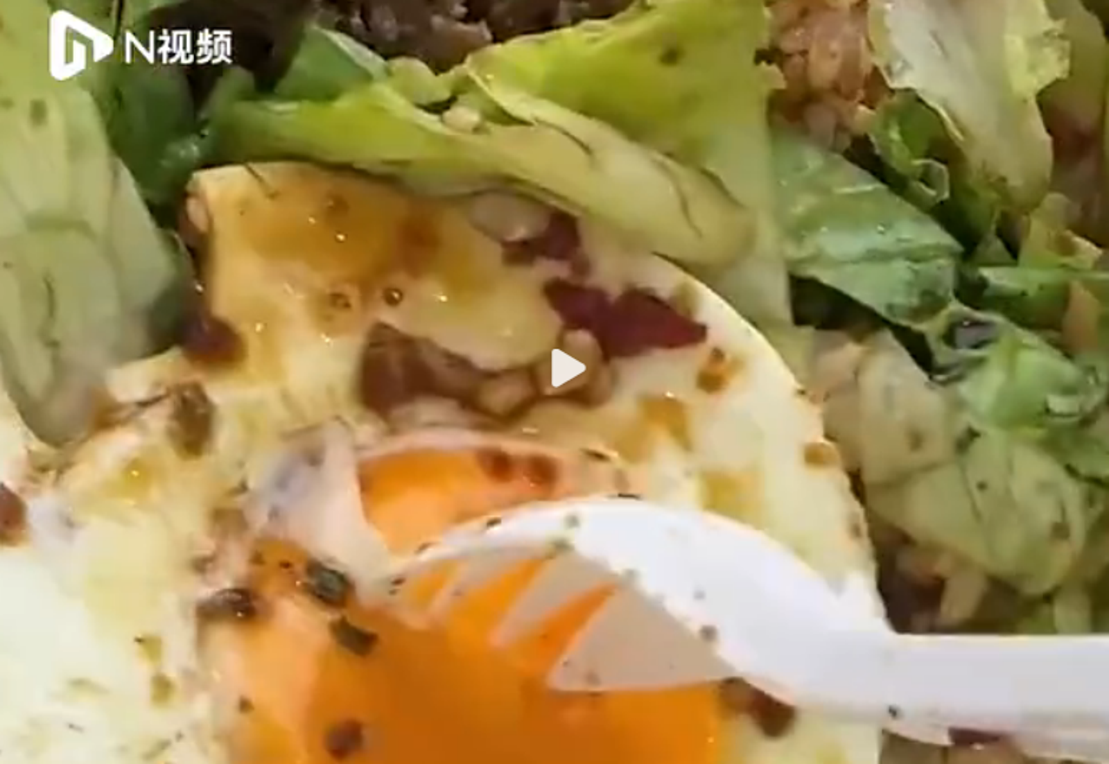 放太久變石頭？中國女點外送「荷包蛋」完全戳不破　網友揭1可能