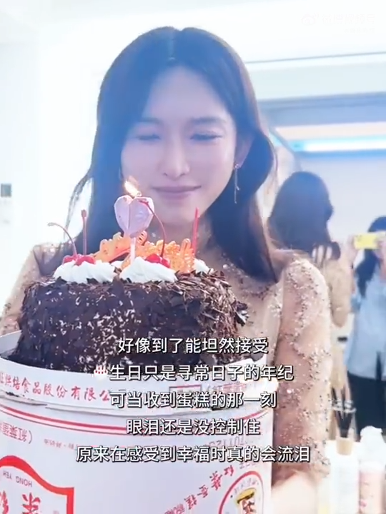林志玲工作時意外收到蛋糕，當場許了生日願望。翻攝微博