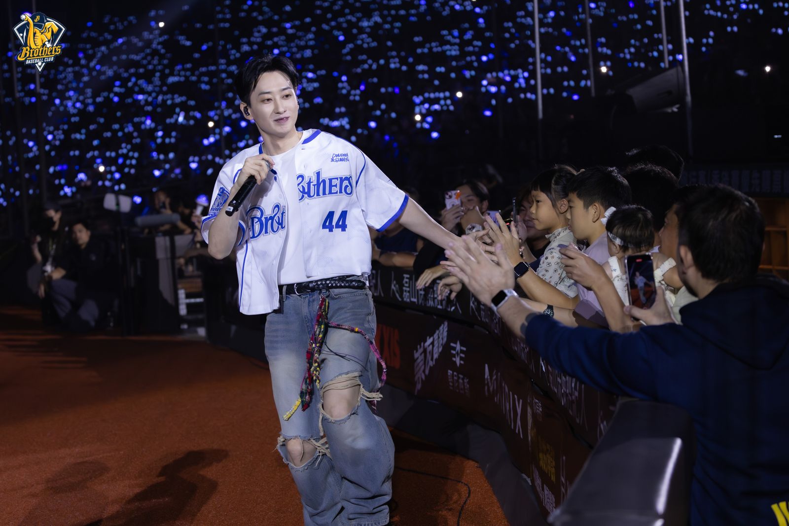 SJ-D&E 銀赫賽後表演。中信兄弟提供