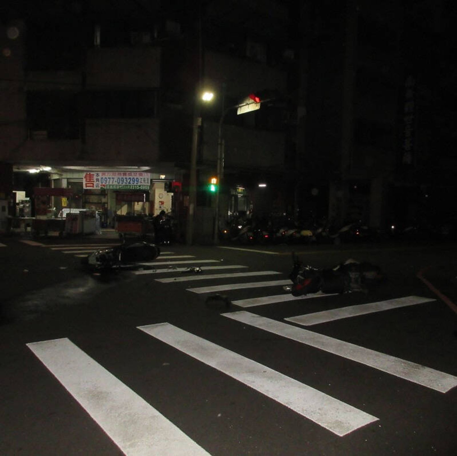 台中市東區凌晨2機車對撞　騎士當街噴飛畫面驚悚