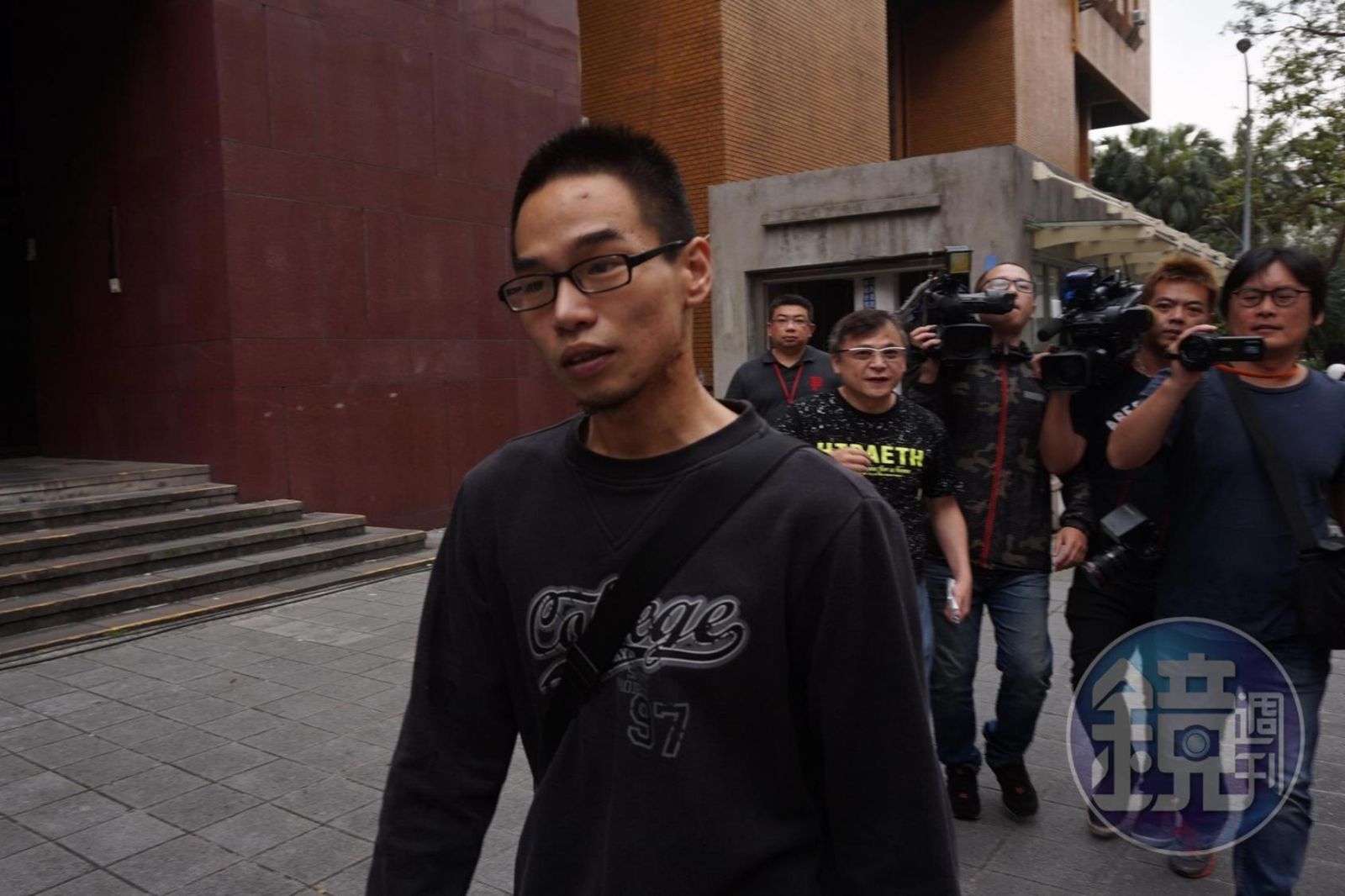 高速撞死清大物理奇才！胡家瑞遭判18年出庭「裝神弄鬼」...法官怒轟：你根本沒病